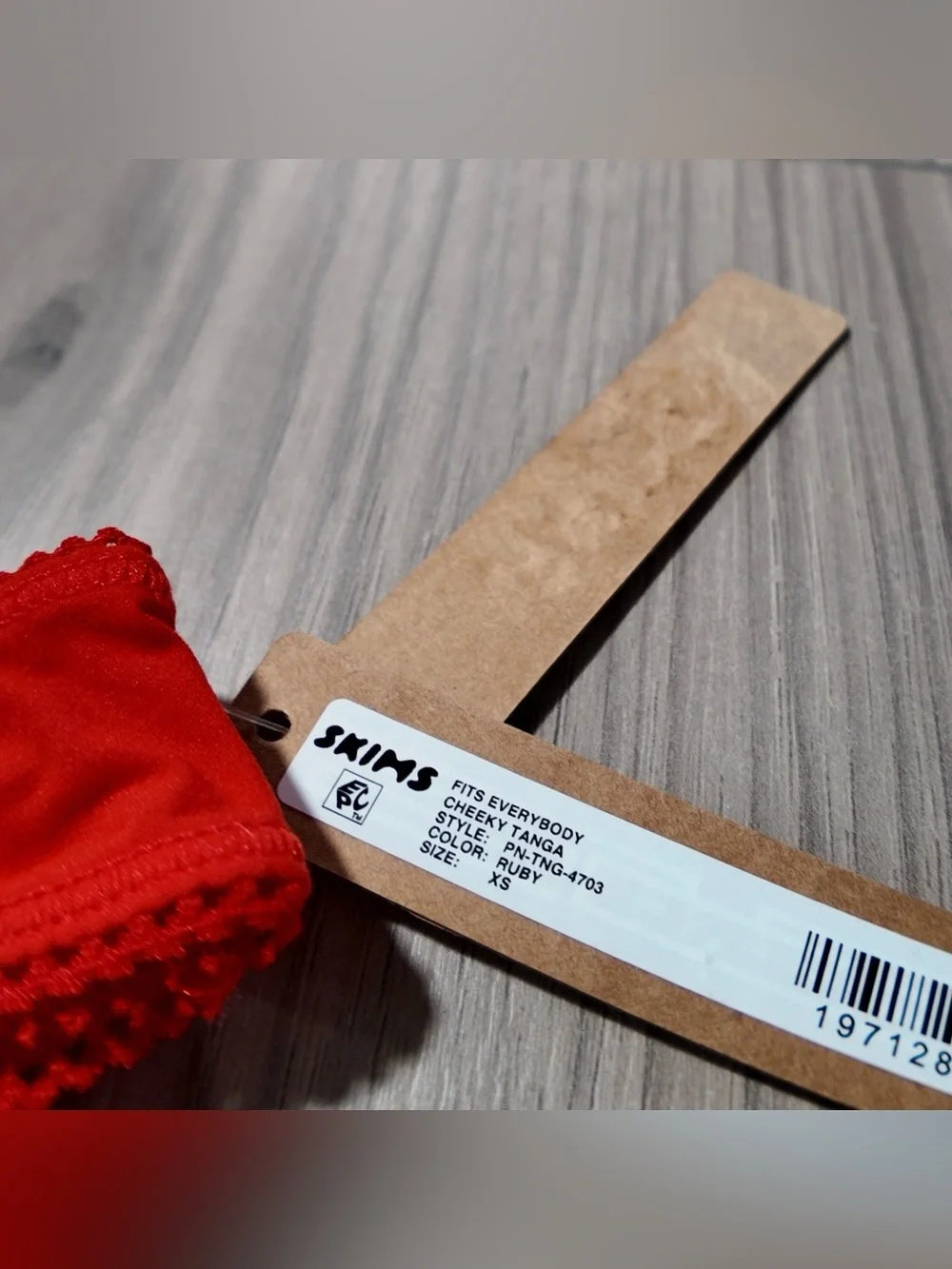 📌 SKIMS Fits Everybody Cheeky Tanga | Ruby | XS | NWT 🏷️